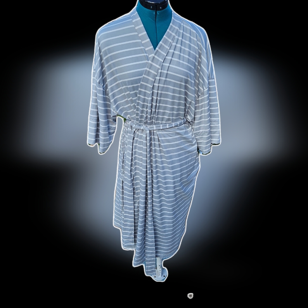 Gray and White Robe - Picture 5 of 5